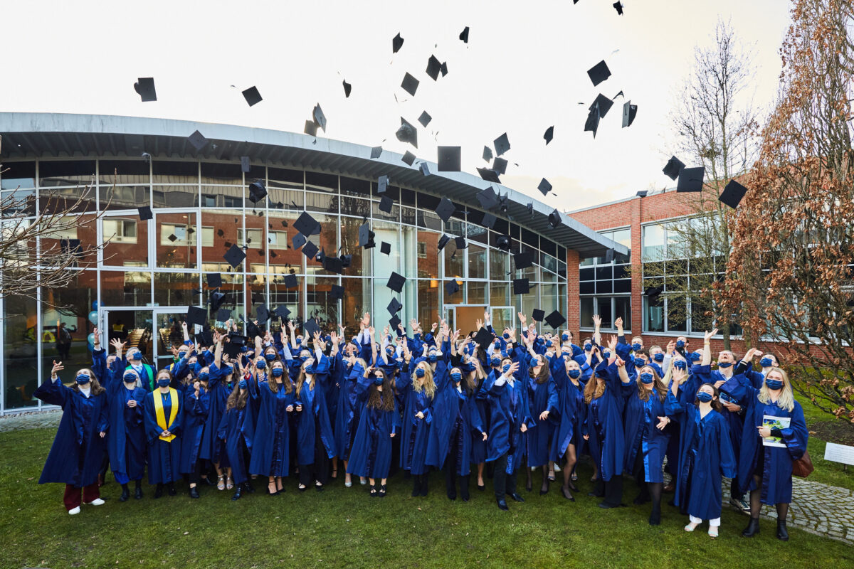 Graduierungsfeier 2022 - Hüte werfen